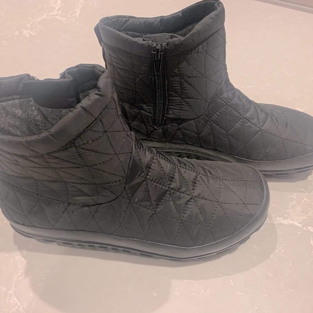 Bogs snowday boots.
